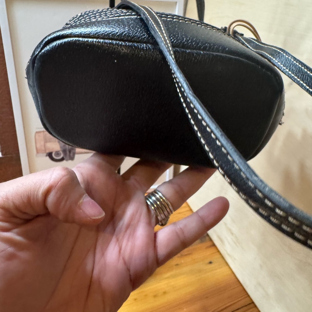 Liz Claiborne Black shoulder bag with Tan Flower Accent - Picture 3 of 8
